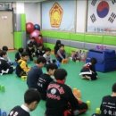 12개의 컵의 마법 스포츠 스태킹 이미지