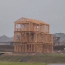 건축 중이던 목조주택이 강풍에 무너짐 이미지