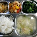2022년10월13일목요일-백미밥 연두부새우탕 닭살피망볶음 시금치나물 배추김치 이미지