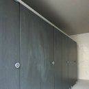주식회사 디자인메디아 | 수원큐비클 블랙 우드 조합으로 완성한 프리미엄 화장실 칸막이 시공 후기