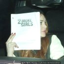 3/10 [린제이 로한] 드라마 2 Broke Girls 대본으로 얼굴 가리는 이미지