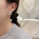 그리티브 | 소크라테스 귀걸이 반짝반짝한 다이아 3개 플라워 이어링 실착