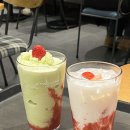 상수역 카페 : 투썸플레이스 상수역점(딸기멜론프라페,딸기라떼,케이크종류,내부), 내돈내산
