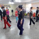 음악에 맞춰 라인댄스 이미지