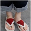 발끝 뚫린 그 양말, '이게 뭐야' 하던 반응이 품절 대기로 바뀐 이유
