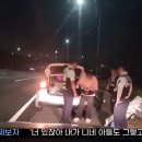 도로에서 골프채 꺼내는 여성 이미지