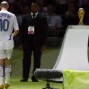 아마도 월드컵 결승전 역사상 가장 임팩트 있던 장면일듯 이미지