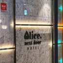 앨리스 넥스트 도어 이미지