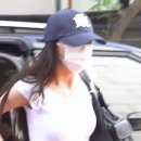 뮤뱅 출근하는 유나 이미지