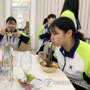 옥류관 냉면 먹는 한국 선수들 이미지