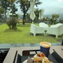 맑은물사업소 정문 외부 화장실 | 밀양 카페 그로브 | 가산저수지 앞 뷰 좋은 대형카페, 디저트 후기