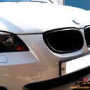 BMW E60 5시리즈 BMW 번호판 볼트 & 카본앰블럼 셋트 & M에어캡 & 스티커타입 카본 휠캡 & M그릴 앰브럼 장착 이미지