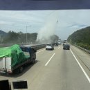 중부내륙 하행 상주 터널 가기 전 차량 전소 이미지