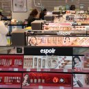 Men shopping cosmetics in South Korea growing 한국에서 남성들의 화장품쇼핑 증가 이미지