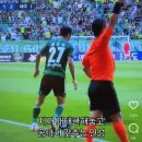 넘어진 선수한테 공을 차버리는 전북현대 문선민 ㄷㄷ. gif 이미지