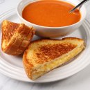 미국인들이 좋아하는 점심식사: 그릴드치즈와 토마토수프 이미지