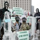 자전거 조각상 앞 이미지