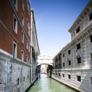 물위의 도시 이미지