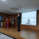 대구달성산림조합 옥샘 가수님이 노래를 부를 때와 멘트를 할 때 찍은 인증샷 사진입니다 이미지