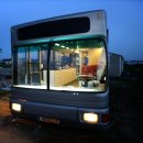 버스를 개조해서 만든 싱글 하우스의 매력 이미지