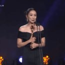 박보경 수상소감 中 저보다 놀라고 많이 울고 있는 남편 진선규 씨.gif 이미지