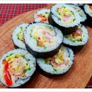 양배추를 넉넉히 넣어 만든 샐러드 김밥과 연어 김밥 이미지