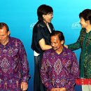 [포토] APEC 정상회의 전통의상 입고 기념촬영하는＞＞＞＞＞＞＞ 박근혜 대통령님 !!자랑스럽습니다 이미지