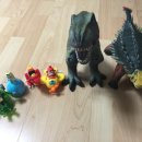 공룡모형이랑 태엽 장난감 몇개 이미지
