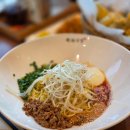 수림식당 앞 소공원 | 서울 상수역 홍대맛집 수림식당 비빔탄탄맨 가지만두 동파육덮밥