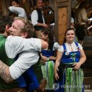 &#39;마지막 건배&#39;…독일 세계 최대 맥주 축제 &#39;옥토버페스트&#39; 마지막날 이미지