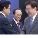 [SNS 화제] 뒷짐 진 이철우 지사, 이 대통령과 악수 뒤 어깨 툭툭 이미지