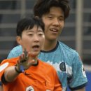 [국내축구] 선수끼리 다툼을 말리는 박세진 주심을 밀치는 전남드래곤즈 김용환 선수.gif 이미지