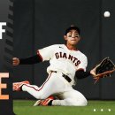Giants' Jung Hoo Lee's AWESOME start to 2025! (Top Hits, Catches, and React 이미지