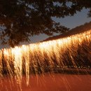 &#34;이런 불꽃놀이는 처음이에요&#34;... 강 위로 은하수처럼 쏟아지는 500년 전통 불빛 축제 이미지