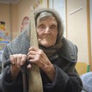 우크라 98살, 10㎞ 걸어 러 점령지 탈출…“믿은 건 내 지팡이” 이미지