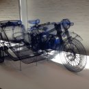 와이어로 만든 오토바이와 자동차 이미지