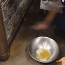 본점 바닥 모서리 이물 청소 이미지