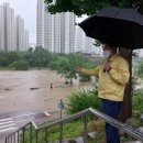 개울과 사람들 이미지