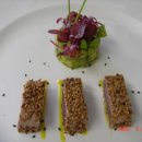 Avocado tartare with tuna, sesame and garlic aioli 이미지