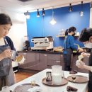 커피라떼아트 야간 이미지
