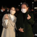 이재명·김혜경, 여수 낭만포차거리 데이트.."손 꼭 잡고 걸으려" 이미지