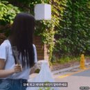 길거리 담배꽁초 줍다가 살짝 짜증난 트와이스 사나.gif 이미지