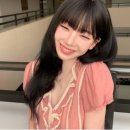 카리나 AI 미모 청순 비주얼, 핑크 원피스보다 초록빛 배경이 살린 인스타 컷 (SNS)
