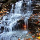 폭포 밑에 영원한 불꽃이 있는 폭포 'Eternal Flame Falls' 이미지