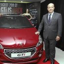 Peugeot 208 GTi revving to go 이미지