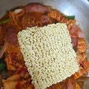파주 아포삼거리 전 - 2390 | 파주 문산 로컬 맛집 삼거리부대찌개 | 쑥갓 가득 부대찌개 포장 후기