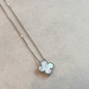 화이트2 | 반클리프 알함브라 마더오브펄 화이트골드 목걸이 2년 후기 착용샷