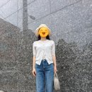 6월 50대여성외출룩 올리비아로렌 포켓 반팔 가디건 지오다노 워싱블루데님 지쎄 마고플랫 슈즈 프리키...