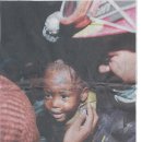 1월14일 아이티 수도 포르토랭스 무너진 집에서 구출하여 어머님 품에 안기고 있다 이미지