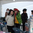 얼음골 전국 빙벽대회장에서 봉사하는 적십자 회원들 이미지